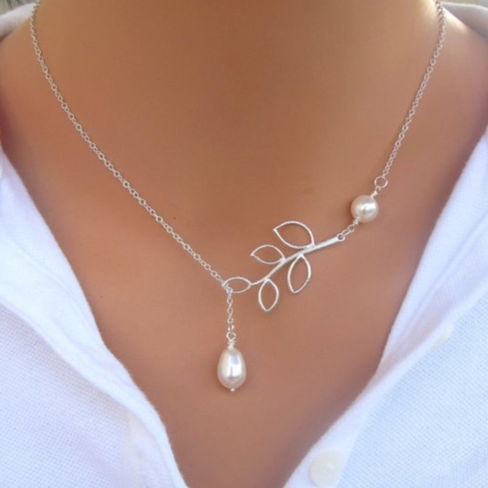 Adjustable Leaf and Double Pearl Necklace